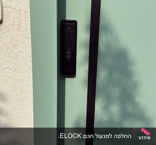 מנעול דיגיטלי מותקן על דלת ירוקה